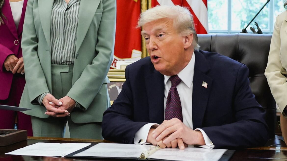 Trump processa O New York Times por R$ 15 bilhões, alegando difamação e calúnia.
