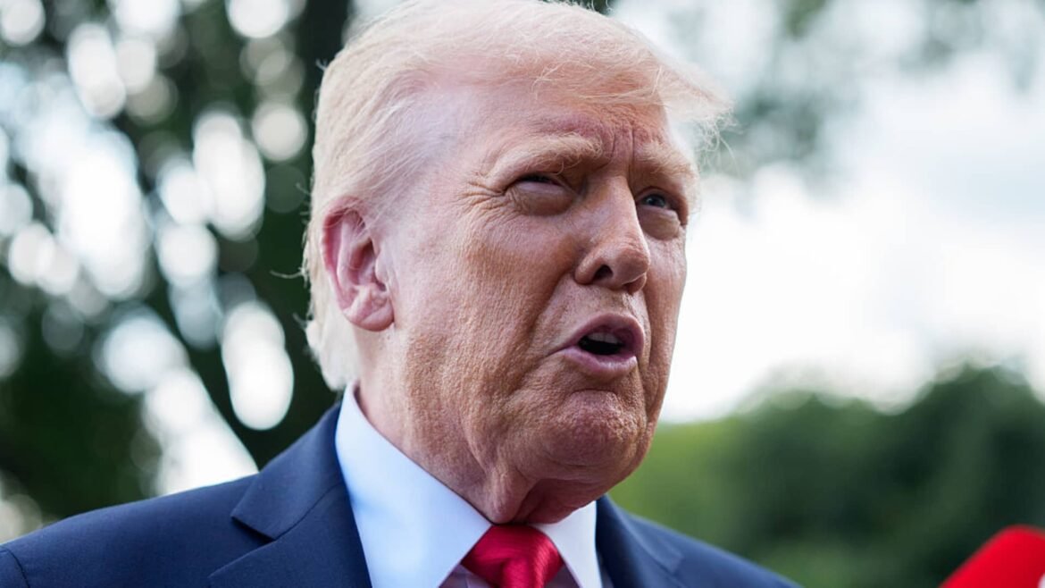 Trump promete estado de emergência nacional em Washington, D.C. devido a disputa com o ICE.