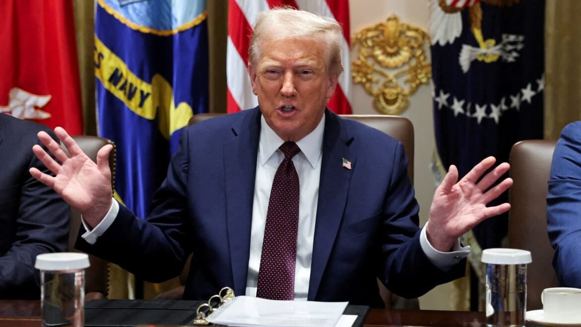 Trump solicita ao Supremo Tribunal a revisão de apelação sobre tarifas.
