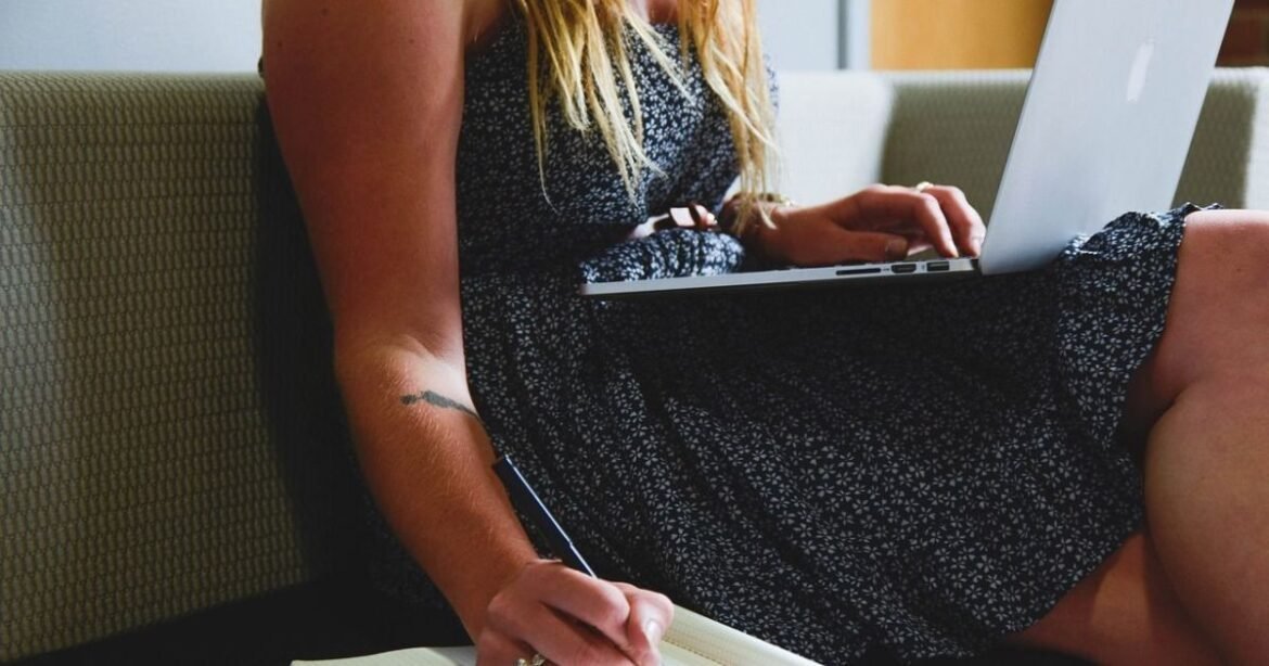 Censo 2022: Mulheres recebem quase 20% a menos que os homens no mercado de trabalho