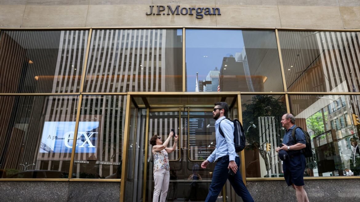 Ações com os maiores movimentos no pré-mercado: JPM, GS, GM, UUUU
