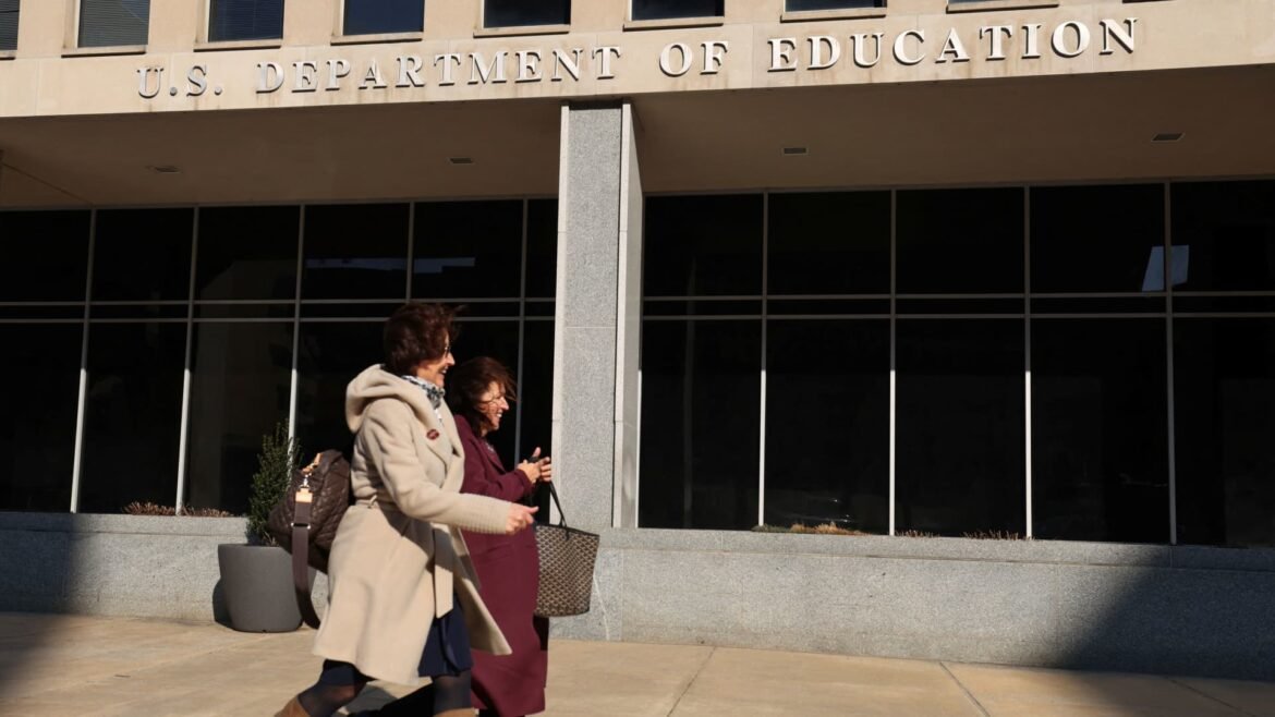 Administração Trump envia notificações de perdão de empréstimos estudantis