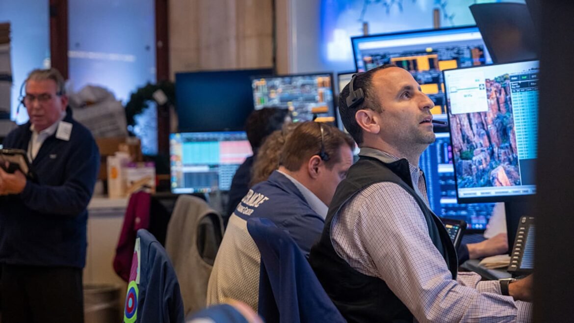 Adquira opções de venda em ações fracas