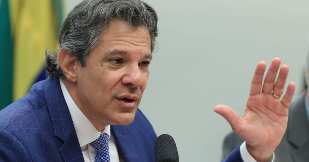 Ao lado de Galípolo, Haddad expressa expectativa por uma taxa de juros "diversa" em 2026.