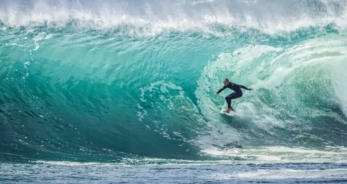 Ativos brasileiros aproveitam o otimismo mundial, mas ambiente fiscal permanece turbulento.