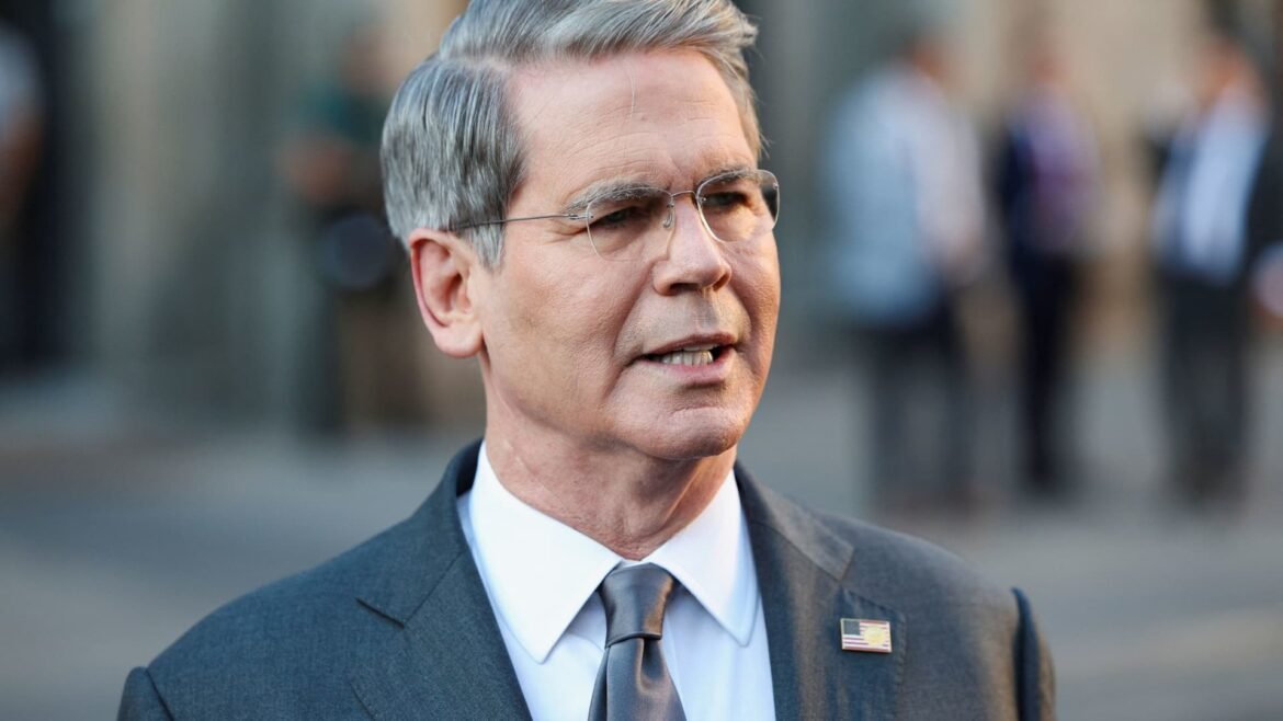 Bessent ficará como comissário do IRS sob Trump.