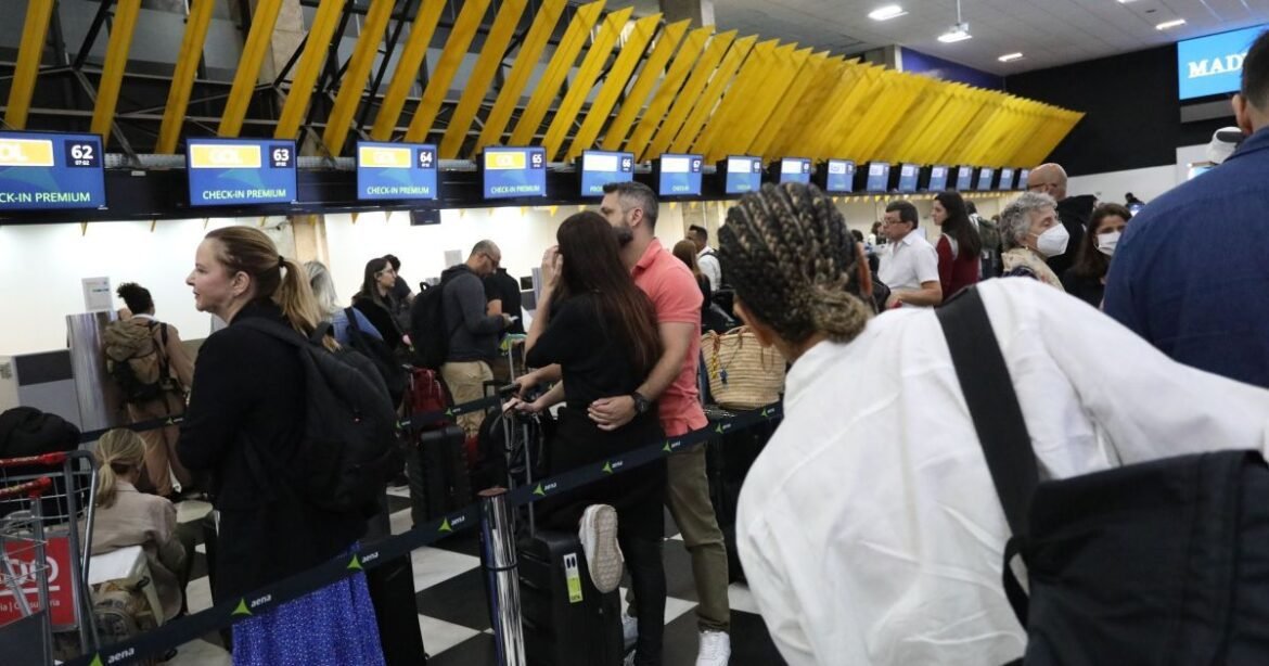 Brasileiros desembolsaram R$ 22,8 bilhões em turismo interno em 2024, segundo o IBGE.