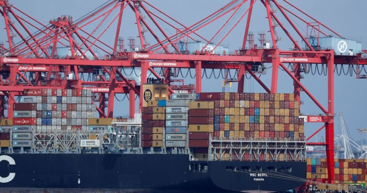 China deve responder aos EUA e intensificar a guerra comercial, afirma especialista.