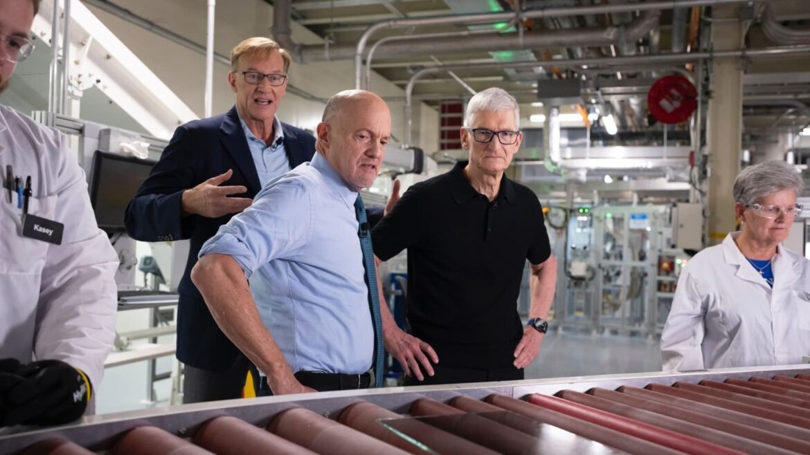 Cramer afirma que a alta da Apple demonstra por que você deve ter ações da empresa.