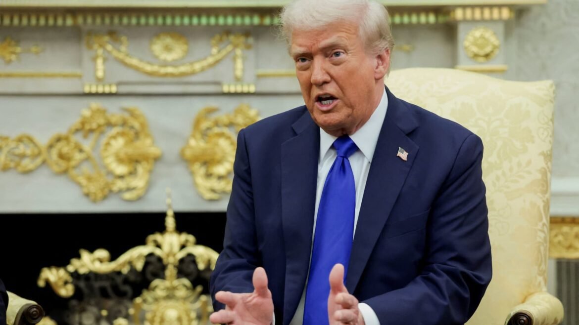 Depende de quais trabalhadores em licença não remunerada receberão pagamento retroativo.