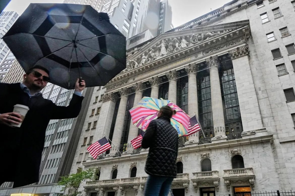 Dow sobe, Nasdaq cai em dia volátil com ameaças de Trump à China e discurso de Powell do Fed