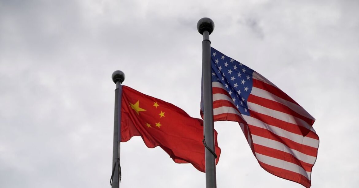 EUA reiniciam conflito comercial com a China após elevar taxas a 130%; saiba mais.