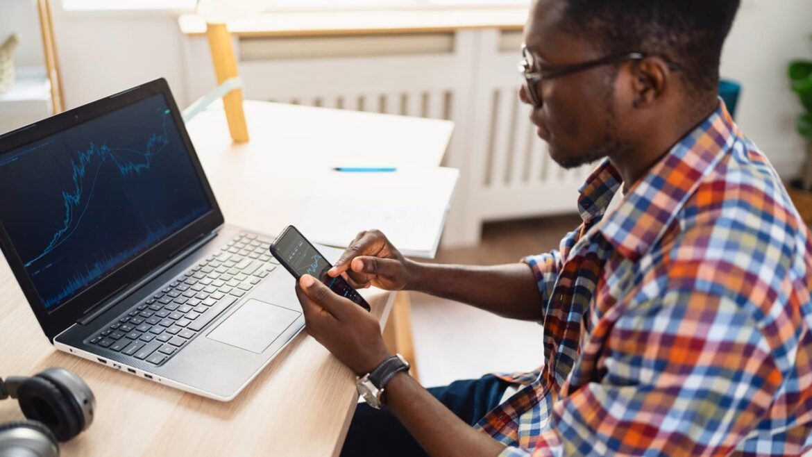 Em português brasileiro: "Os varejistas foram grandes compradores na venda do mercado da semana passada, enquanto os fundos de hedge venderam."