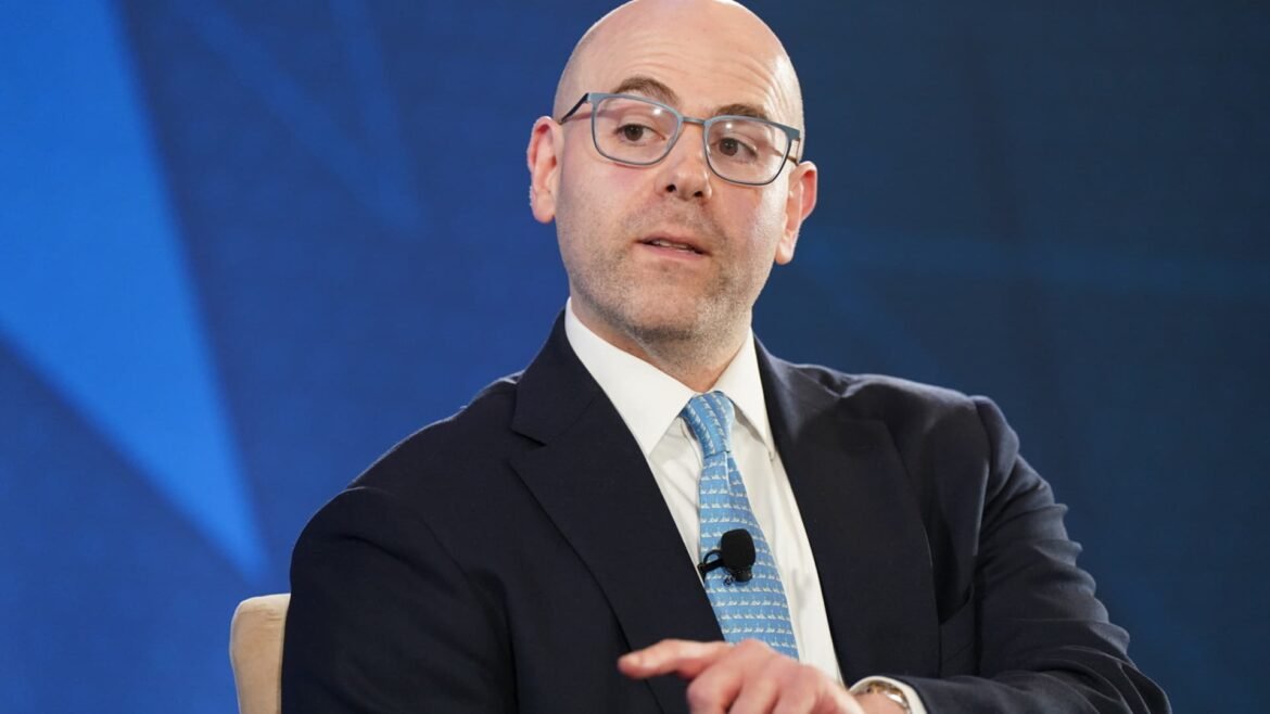 Em português brasileiro, o título poderia ser: "O Governador do Fed, Miran, defende uma redução de meio ponto neste mês, enquanto Waller apoia um novo corte de um quarto de ponto."