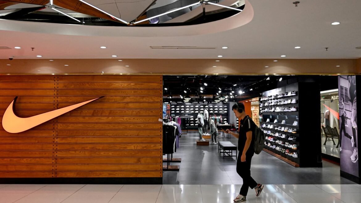 Entrevista com o CEO da Nike, Elliott Hill, sobre recuperação e ações da NKE