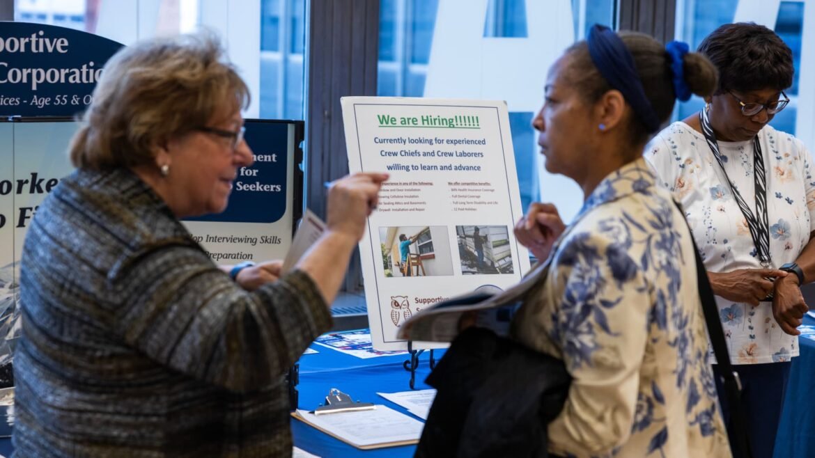 Folha de pagamento privada caiu em setembro em 32.000, segundo relatório importante da ADP durante período de blackout de dados do shutdown.