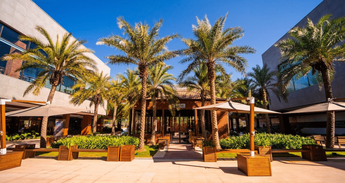 Fundos imobiliários geram R$ 119 milhões com a venda de outlet; IFIX registra nova queda.