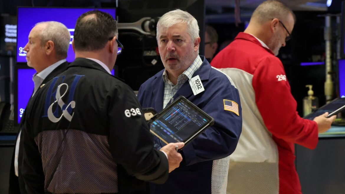 Goldman Sachs aponta aumento do risco de queda das ações à medida que os índices atingem recordes.