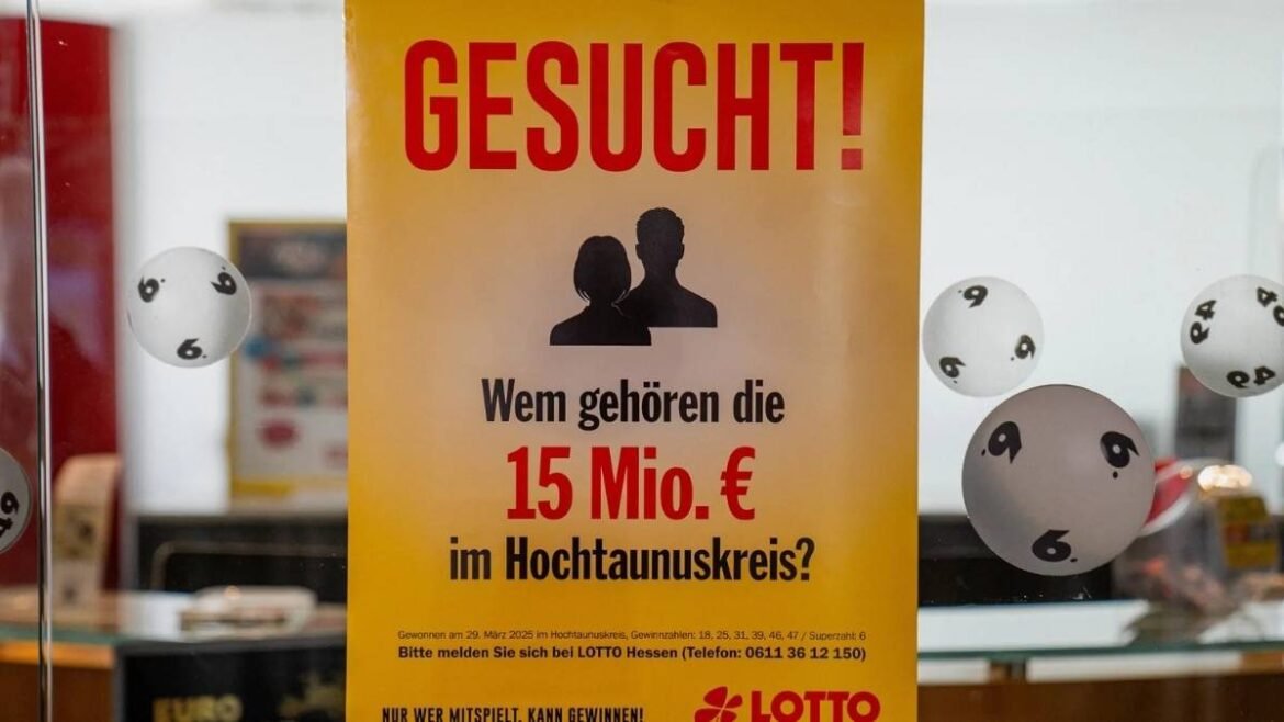 Homem afortunado encontra bilhete esquecido e ganha quase R$ 100 milhões na loteria.