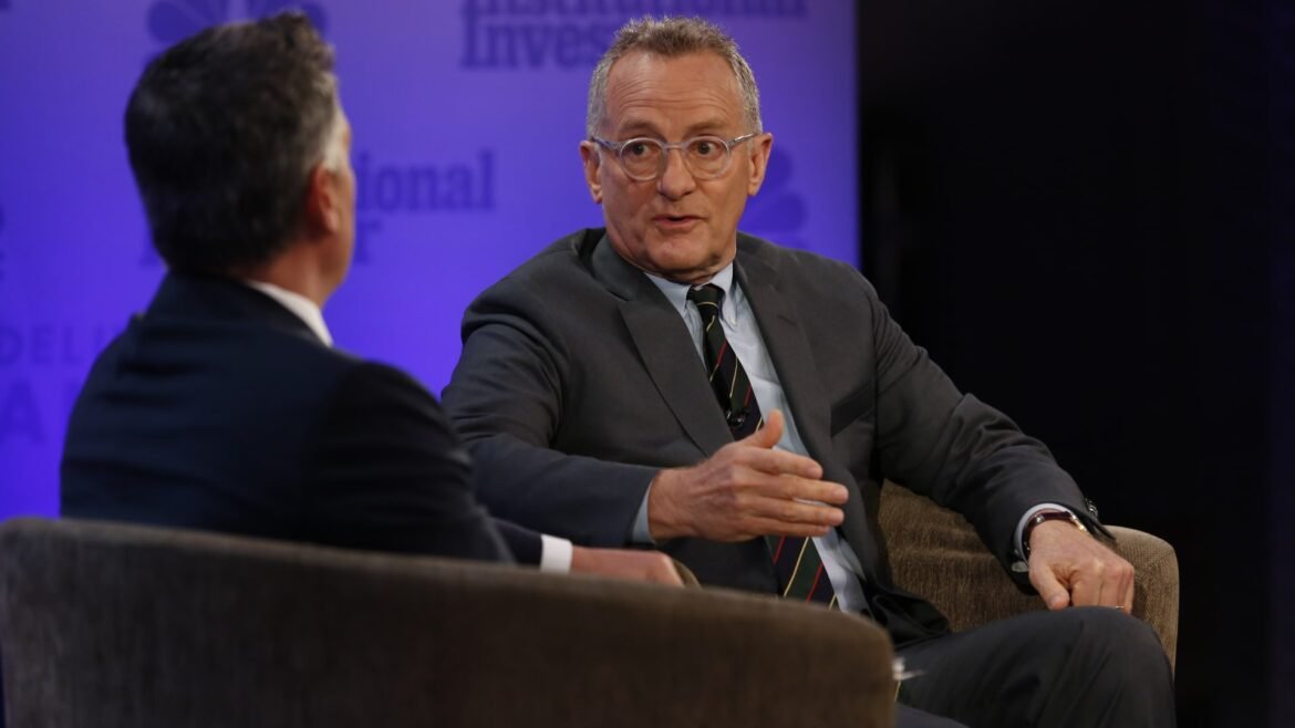 Howard Marks comemora 35 anos de escrita de seus aclamados memorandos em português brasileiro. No início, ele não tinha certeza se alguém os lia.