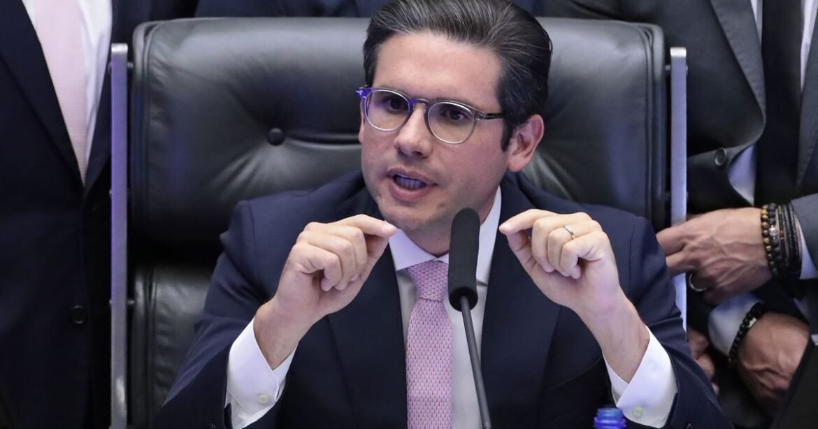 Hugo afirma que "brigará" para aumentar a porcentagem de etanol na gasolina para 35%