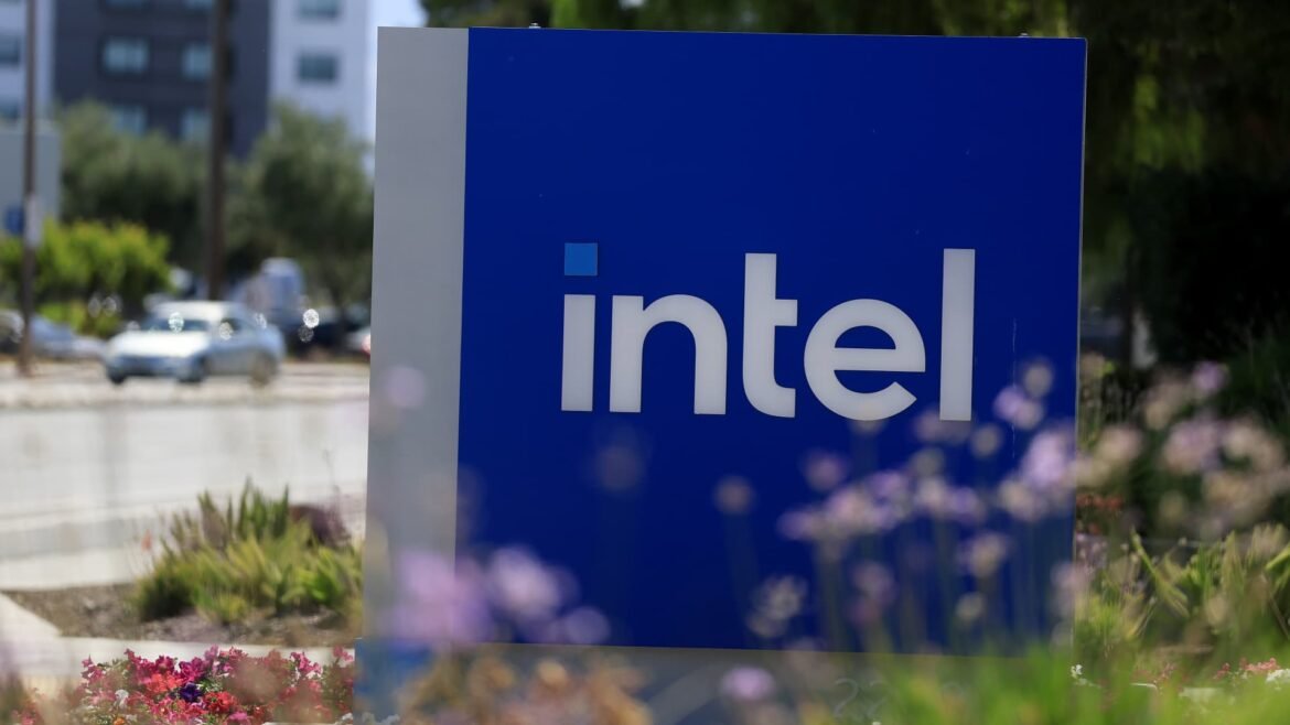 INTC, F, DECK, NEM e outros