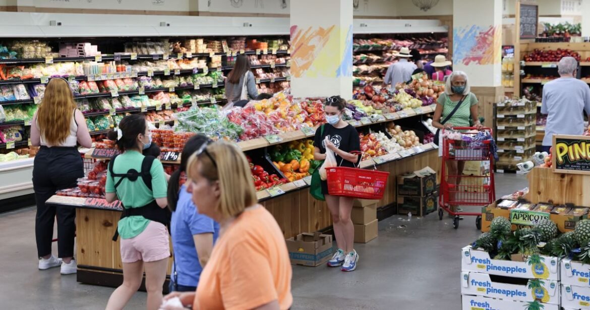 Inflação ao consumidor nos EUA deve permanecer alta, afirmam analistas.