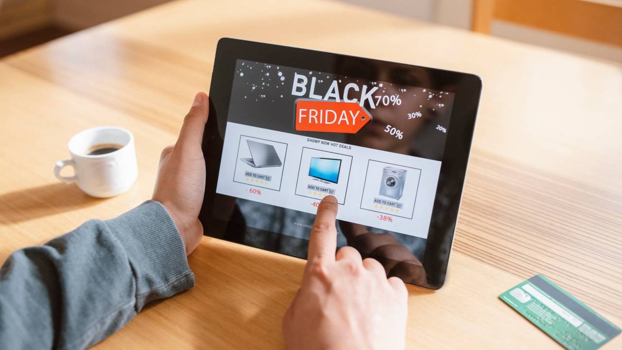 Consumidor fazendo compras online durante a Black Friday