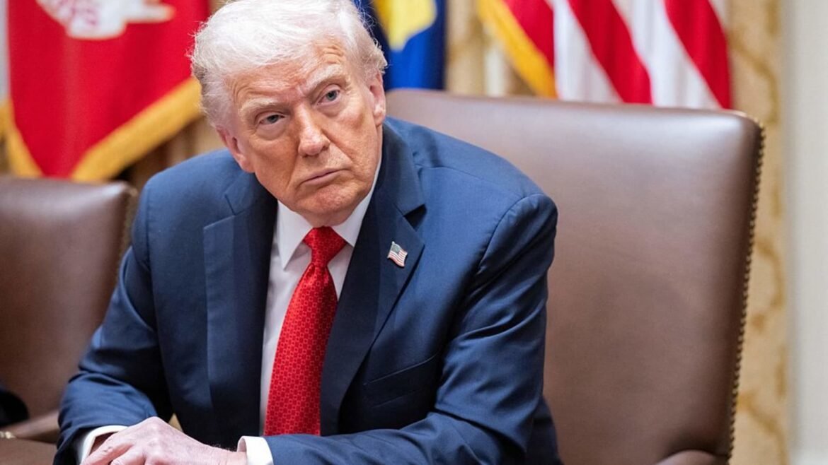 Juiz determina que benefícios do SNAP devem continuar mesmo durante a paralisação, desafiando a administração Trump.