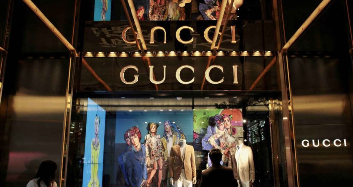 Kering, proprietária da Gucci, está perto de negociar a venda de sua divisão de beleza para a L'Oréal.