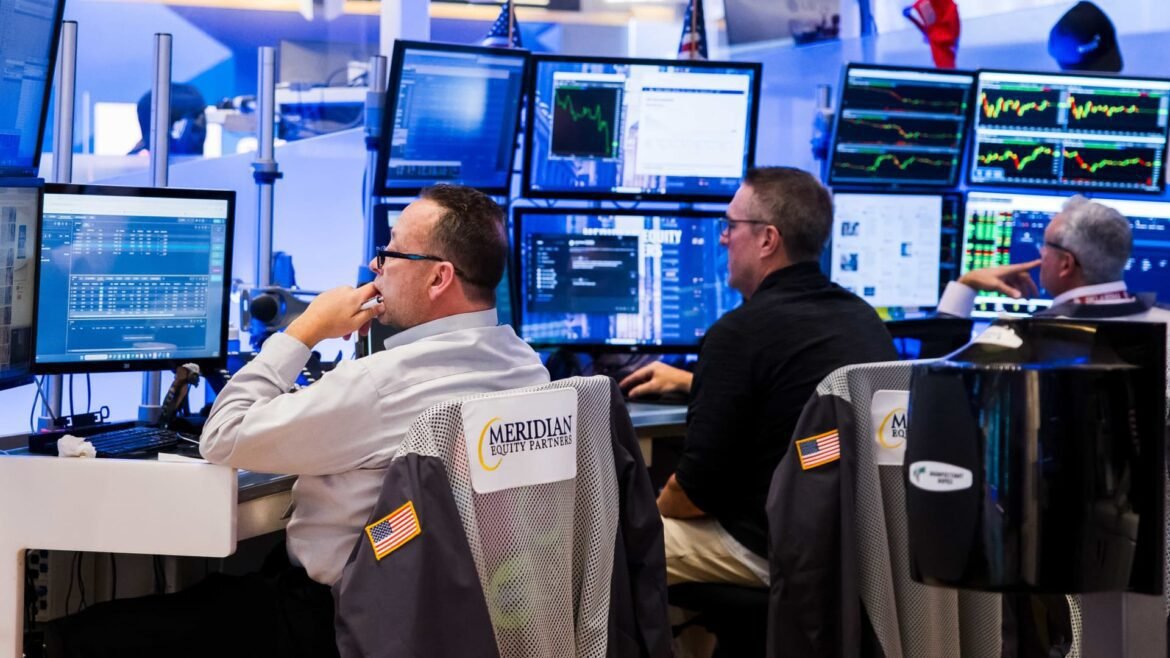 O 'comércio da desvalorização' é o assunto em Wall Street. O que é e ainda há tempo de participar?
