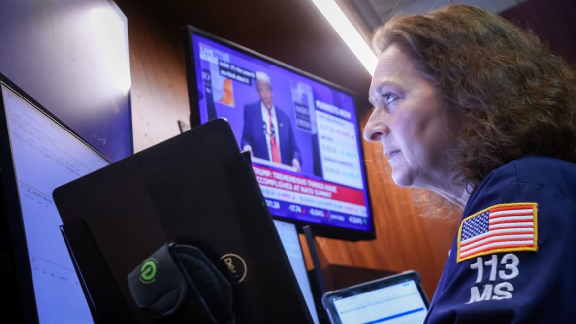 O mercado de ações está despencando devido à ameaça de mais tarifas de Trump sobre a China. É um bom momento para comprar?