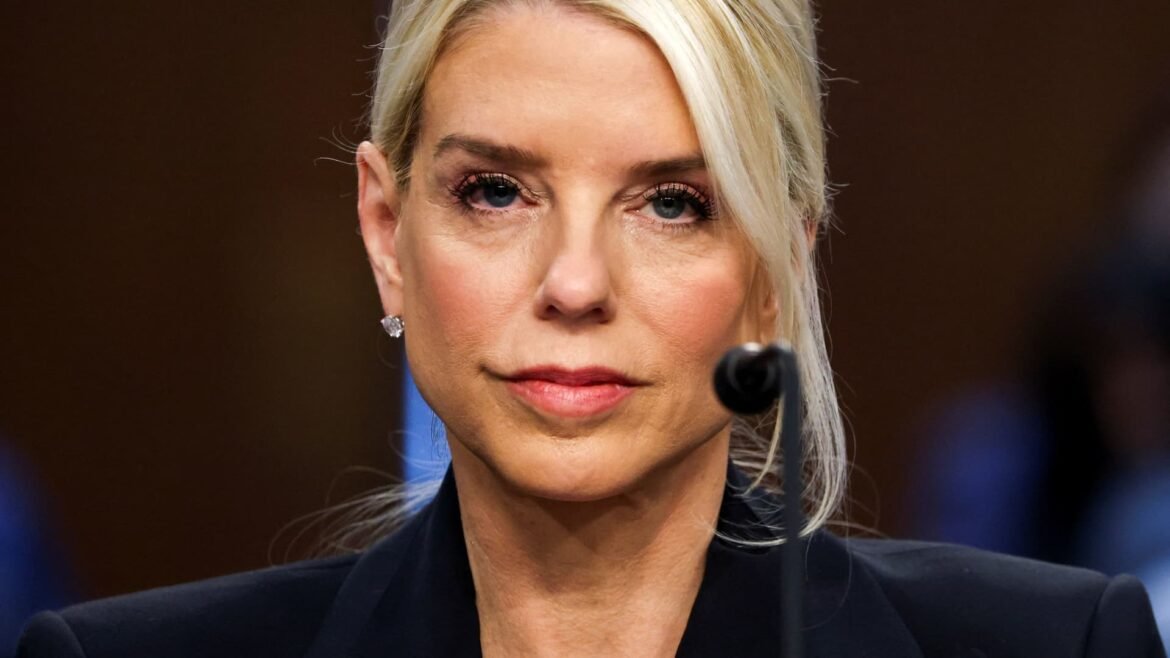 Pam Bondi evita responder sobre menções a Trump nos arquivos de Epstein