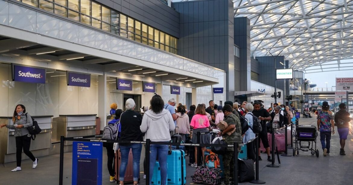 Paralisação: Salários de 60 mil funcionários da segurança aérea estão suspensos.