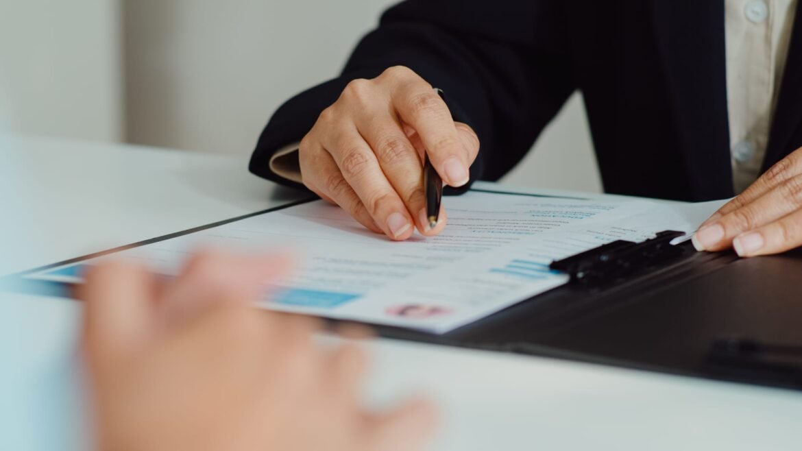 Recrutadores estão 'afogando-se em um mar de candidaturas', afirmam especialistas.