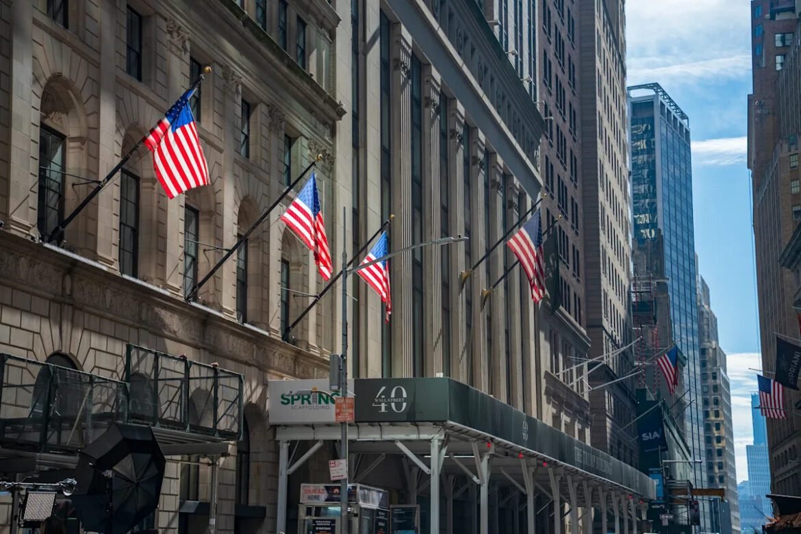 S&P 500 e Nasdaq retomam rally recorde enquanto ouro sobe e atas do Fed indicam mais cortes na taxa de juros.