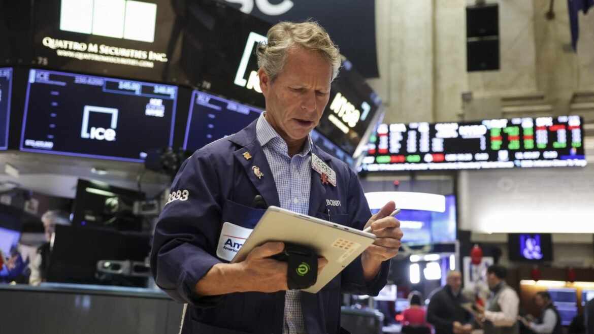 S&P 500 tenta manter ganhos na sexta-feira; além disso, mais resultados de ações no horizonte.