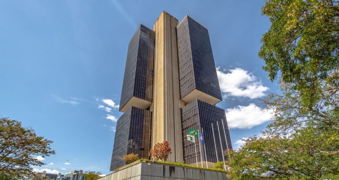 Se houver uma mudança na trajetória, o BC não hesitará em elevar ou ajustar a Selic, afirma Nilton David.