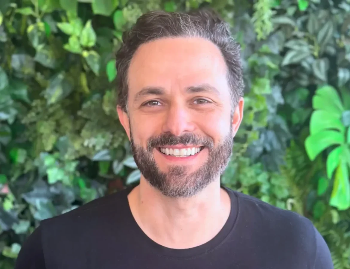 "Seu filho pode achar que você tem menos dinheiro do que realmente possui", afirma o influenciador Papai Financeiro.