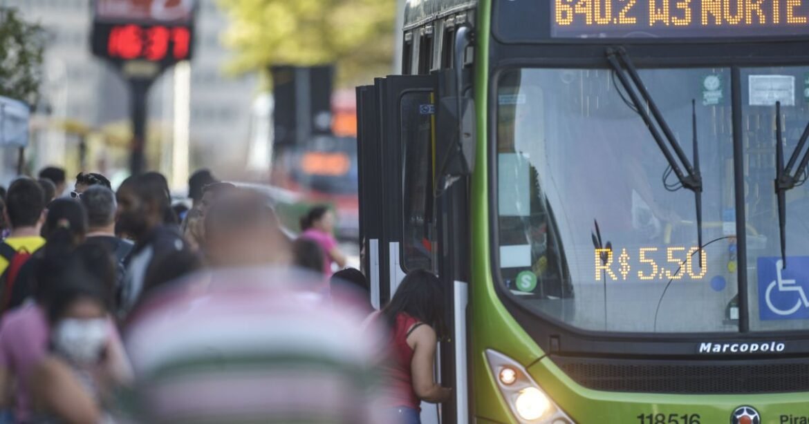 Sob a atenção do governo, oferecer transporte público gratuito teria um custo anual de R$ 90 bilhões.