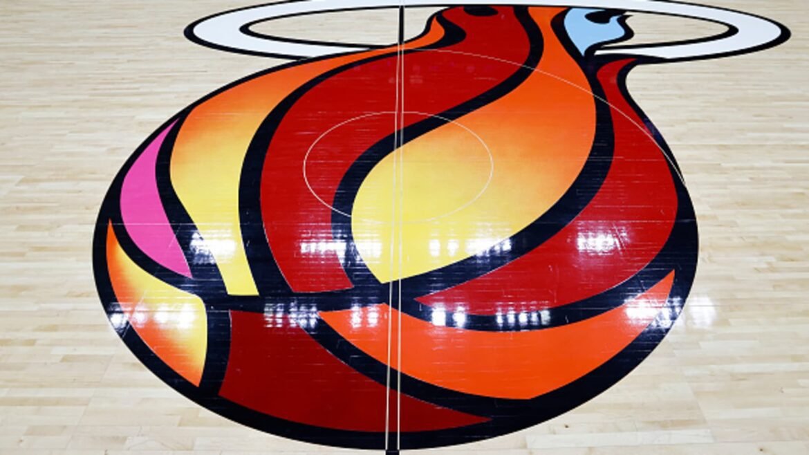 Técnico da NBA Chauncey Billups e jogador Terry Rozier são detidos em investigações sobre apostas.