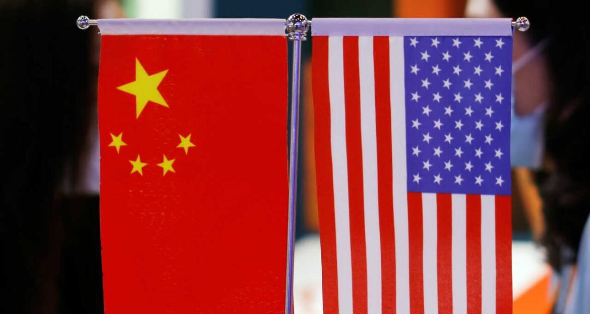 Título reescrito: "Economista aponta que China pode retaliar os EUA e intensificar a guerra comercial."