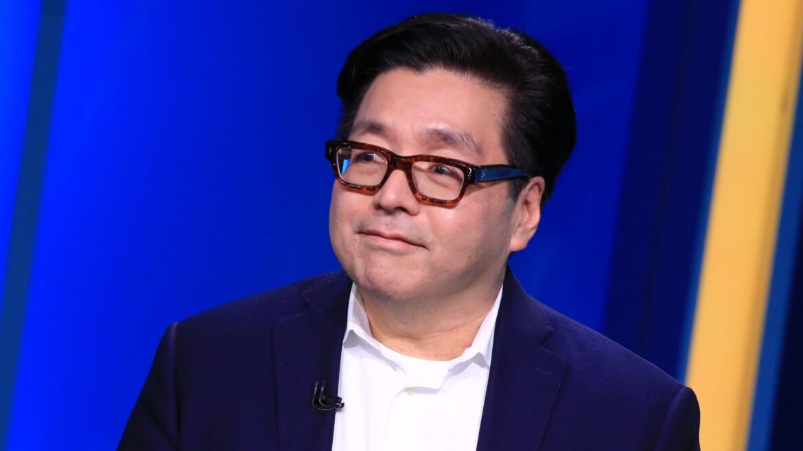 Tom Lee prevê S&P 500 superando 7.000 até o final do ano e alerta para não se deixar levar pelas conversas sobre calamidades de fechamento.