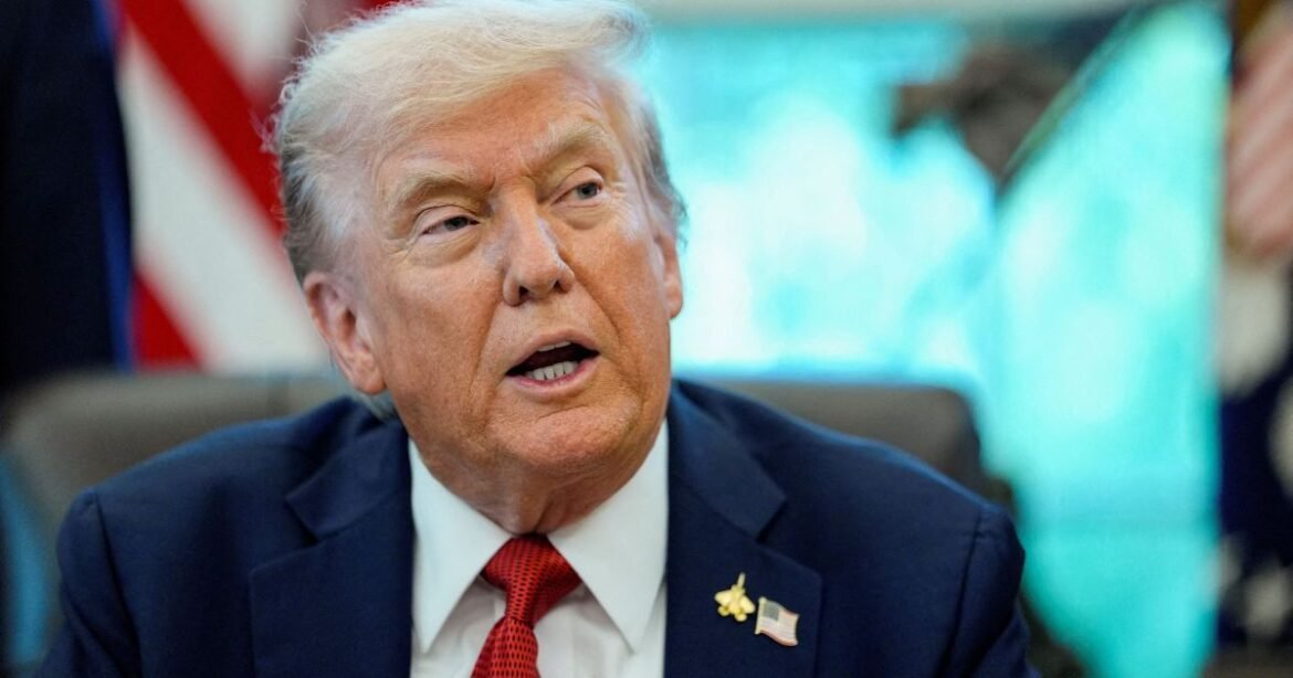 Trump firma um acordo comercial com a Austrália sobre minerais essenciais.