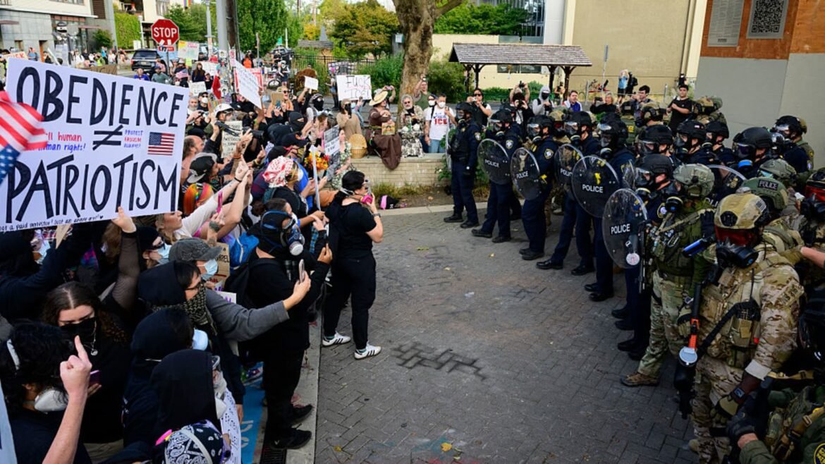 Trump pode convocar a Guarda Nacional em Portland, afirma painel de tribunal de apelação.