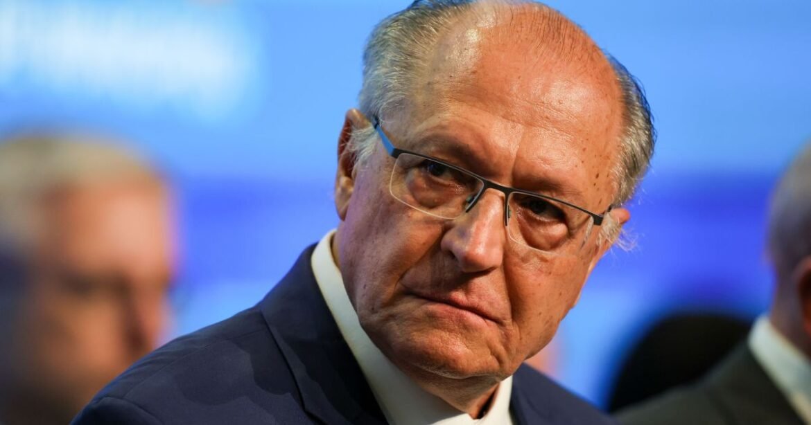 Alckmin afirma que aguarda uma solução rápida para o "desafio" dos juros.