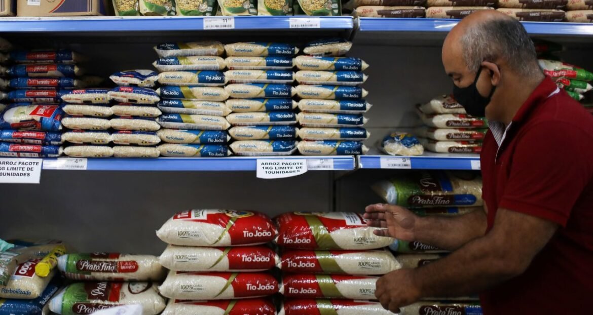 Alimentação no Domicílio Impulsiona IPCA em 2025, Mas Cenário Pode Mudar em 2026