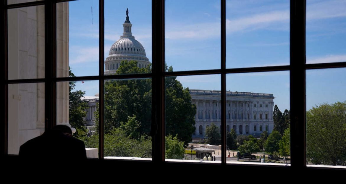 Atrasos de voos nos EUA aumentam devido à falta de controladores de tráfego aéreo; partidos debatem solução para a paralisação.