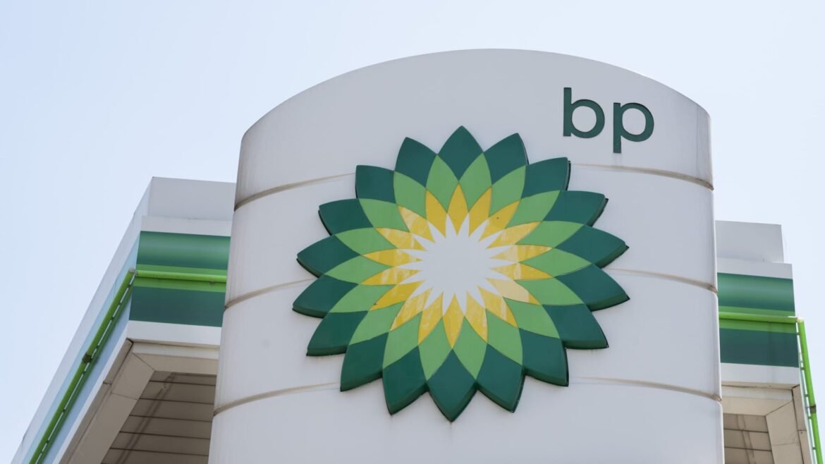BP supera expectativas de lucro no terceiro trimestre, mesmo com preços de petróleo em queda.