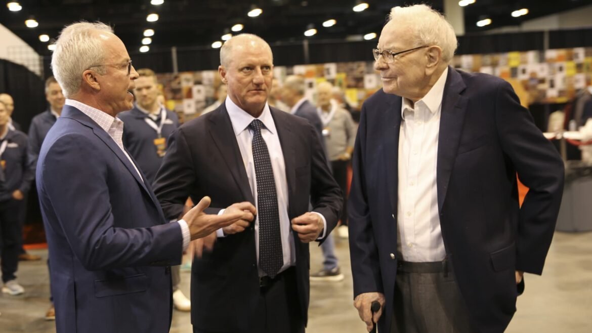 Berkshire de Buffett apresenta lucros sólidos, mas Wall Street duvida que a ação possa se valorizar com a saída iminente de Buffett.
